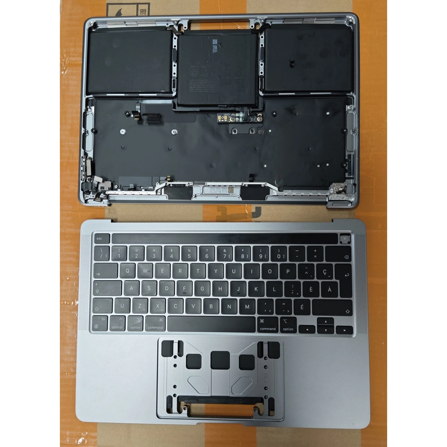 mid frame with keyboard battery for 13" MacBook Pro A2338 (original pull , like new, Canadian French)